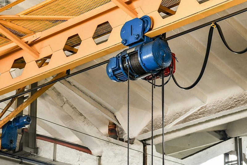 Overhead crane controlled by wires in the workshop